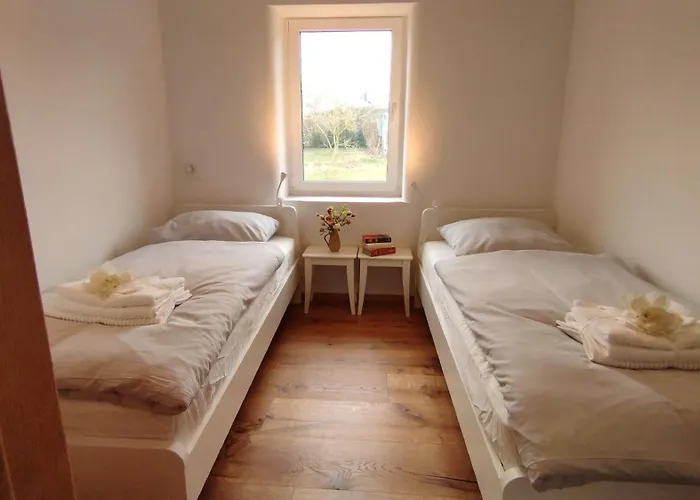 2 Ferienhaeuser Im Doppelpack Fuer Naturliebhaber, Strandnah, Ruhig, Mit Grossen Gaerten * Klein Strömkendorf